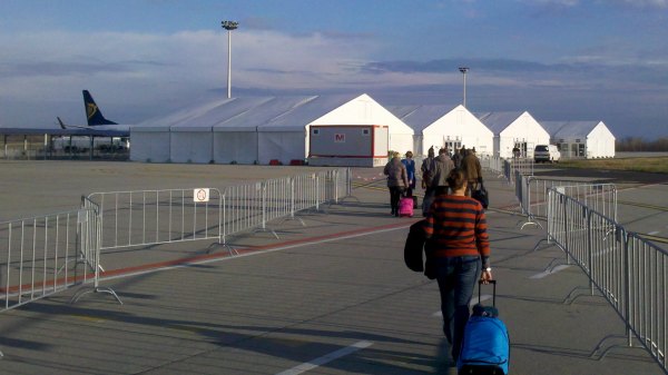 rynair boarding Budapest tents